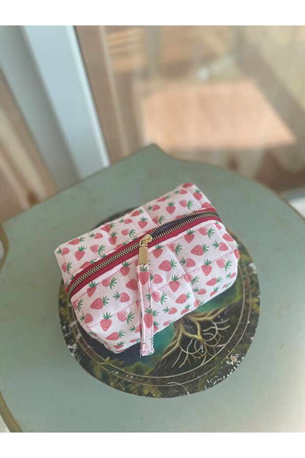 حقيبة مكياج بتصميم نمط الفراولة - 3