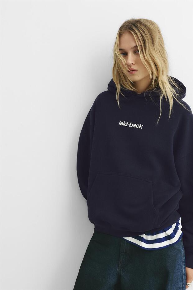Yazılı mavi kapüşonlu sweatshirt - 1