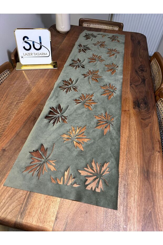 ممر أخضر مزخرف بأوراق الشجر - 1