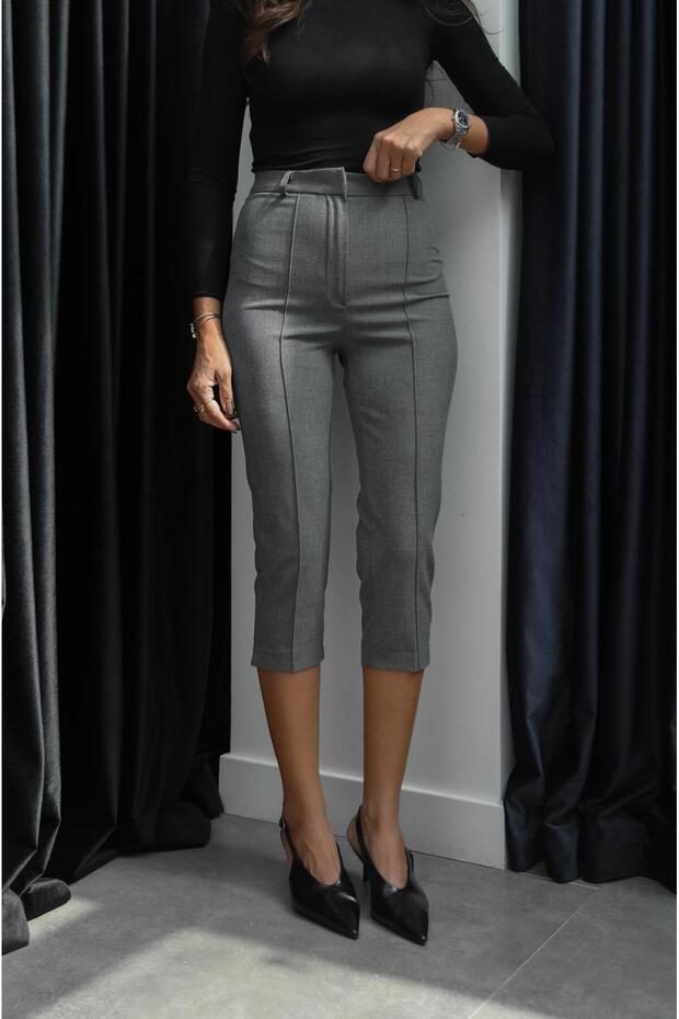Anthrazitfarbene gestreifte Capri-Hose - 3