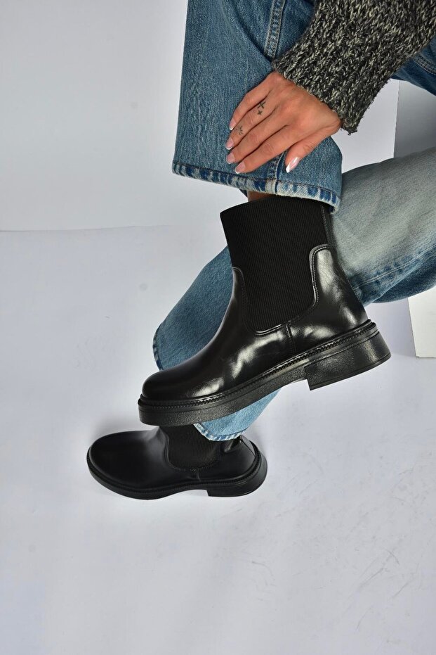 V676556909 Black Rubber Detailed Women's Boots