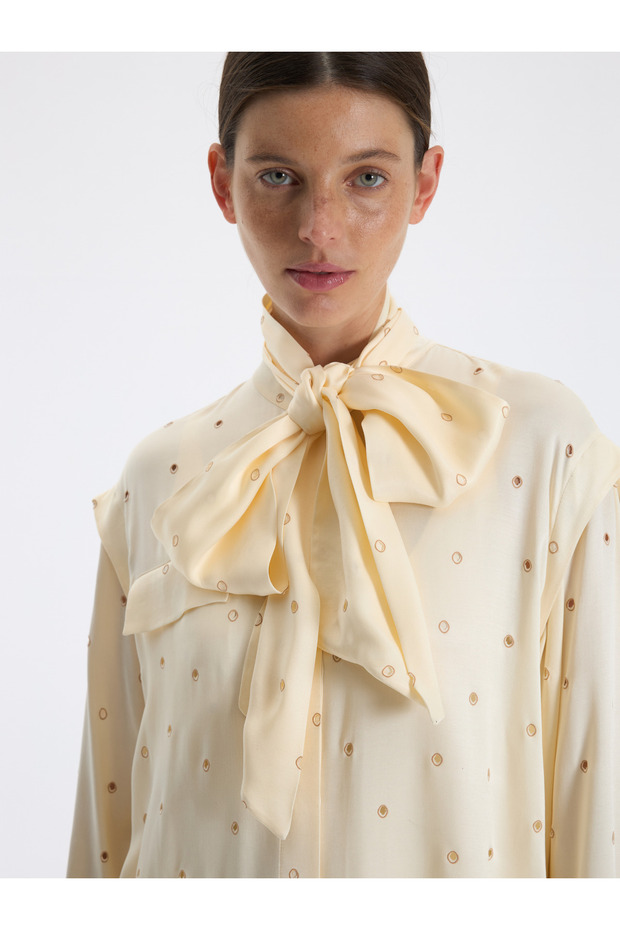 Krem Puantiyeli Fularlı Bluz - 5