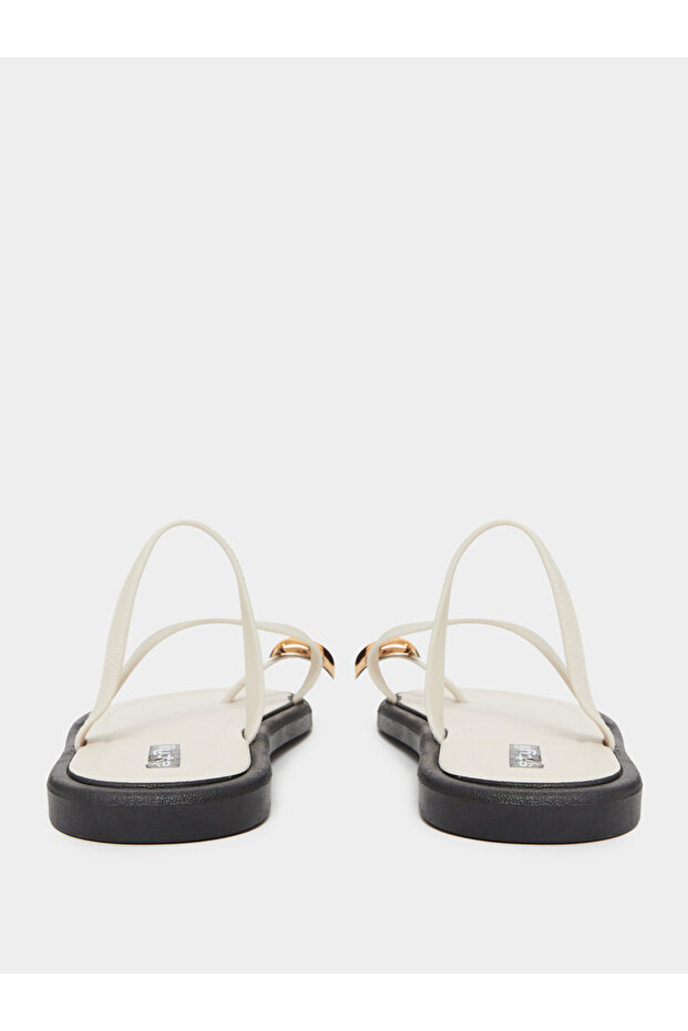 صندل مسطح بحلقة أصابع بيضاء - 4