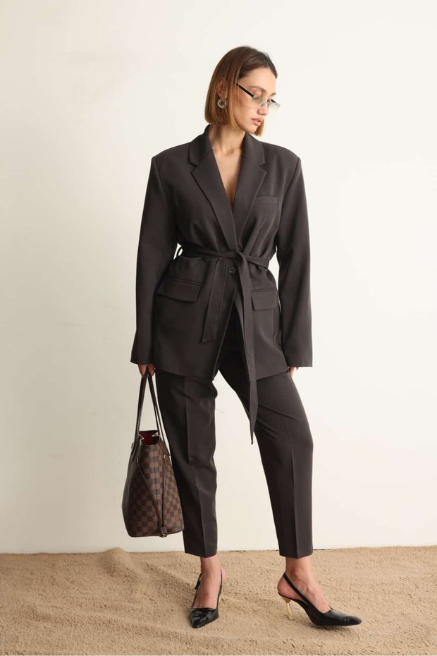 طقم سترة وبنطلون بحزام بني - 2