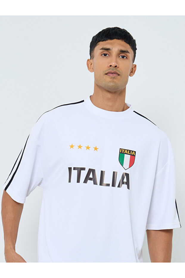 تي شيرت رياضي بقصّة مربعة وخطوط متباينة على الكتف