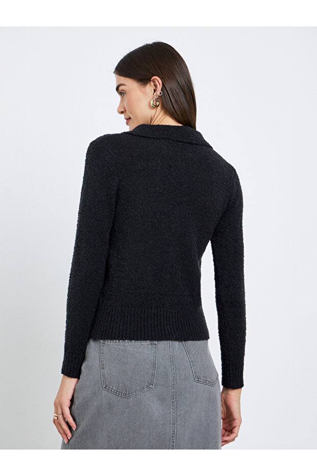 بلوزة مضلعة مزخرفة بأزرار - 4