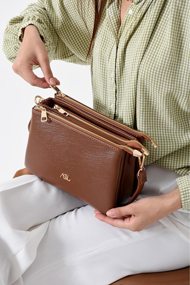 حقيبة كتف وحقيبة متعددة الاستخدامات ذات أقسام متعددة وحزام طويل من الجلد الناعم