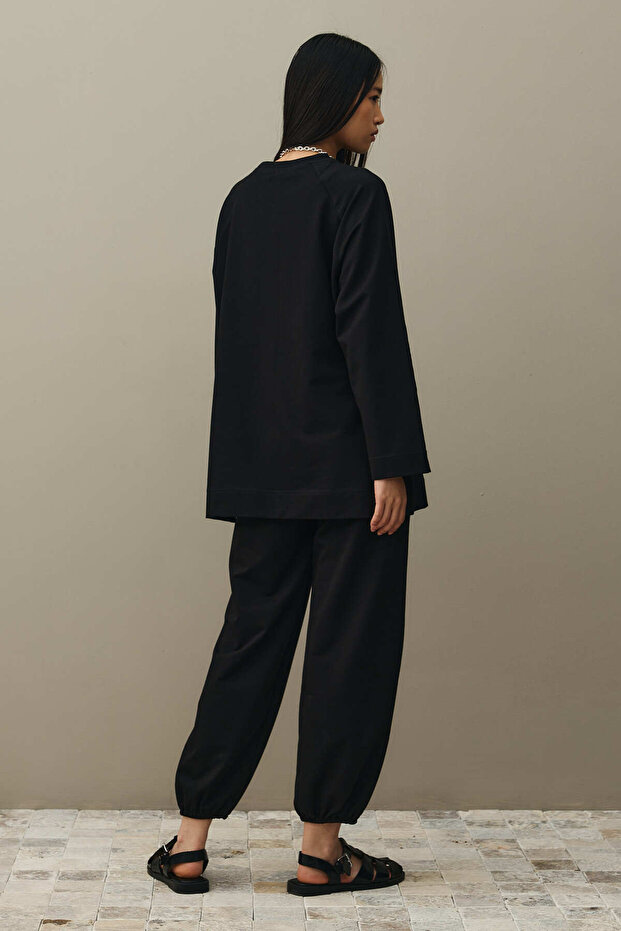 سويت شيرت أساسي بتفاصيل شق أسود - 4