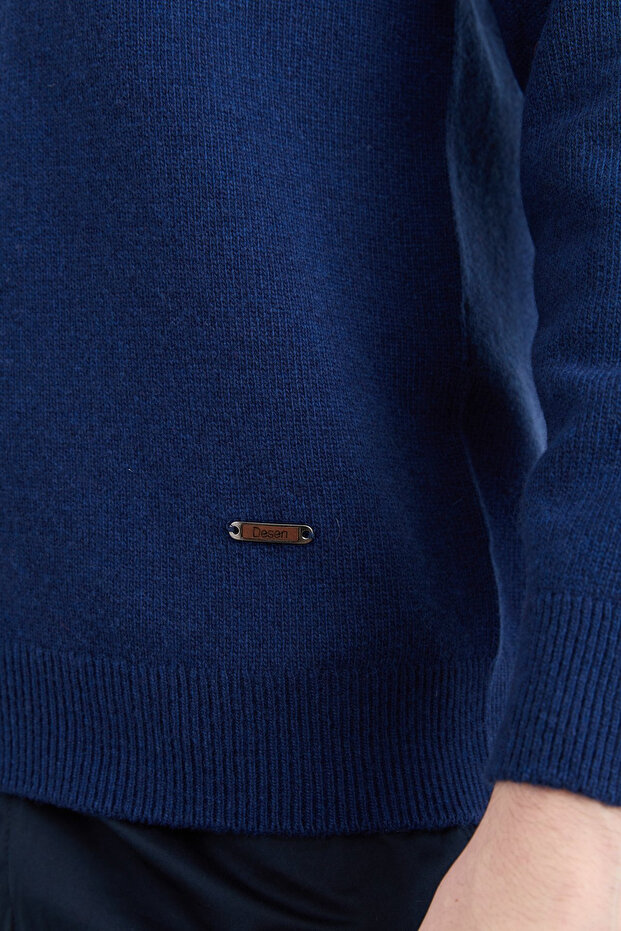 Men's V-Neck Basic Wool Sweater - 4