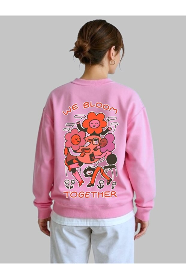 سويت شيرت للجنسين بأكمام طويلة مطبوع عليه We Bloom Together وياقة على شكل دراجة