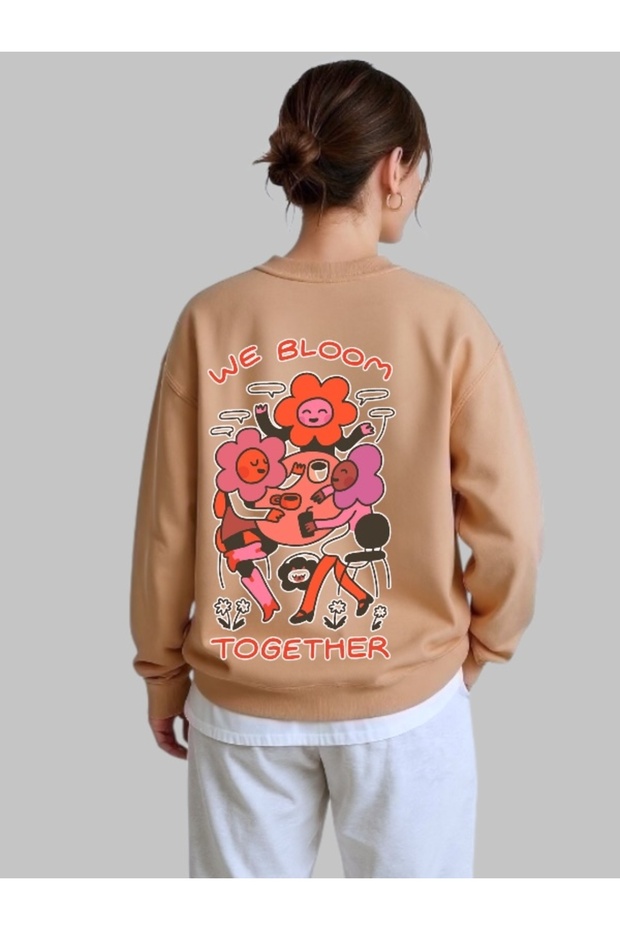 سويت شيرت للجنسين بأكمام طويلة مطبوع عليه We Bloom Together وياقة على شكل دراجة