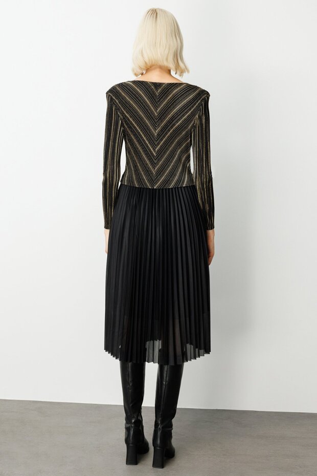 Eteği Piliseli V Yaka Elbise - 5