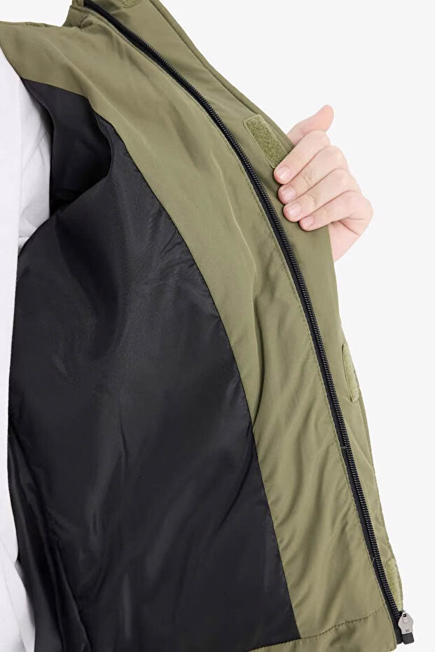 Nieprzemakalna kurtka z kapturem i zamkiem błyskawicznym dla chłopców E8648A825WN - 6