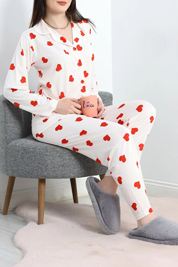 طقم بيجامة لون أبيض بنقشة قلب - 1