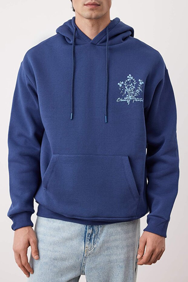 Lacivert Oversize/Geniş Kesim Kapüşonlu Baskılı İçi Polar/Sıcak Tutan Sweatshirt TMNAW24SW00100 - 4