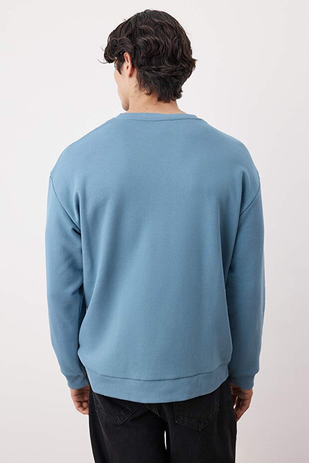 Indigo Oversize/Geniş Kesim Yazı Nakışlı Şardonsuz Sweatshirt TMNAW24SW00039 - 4