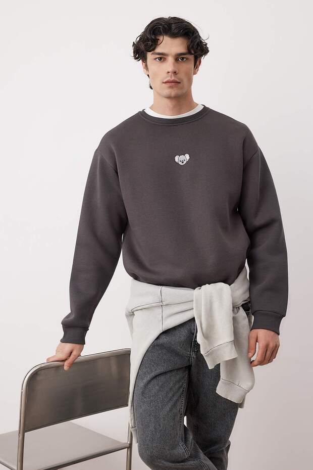 Antrasit Bisiklet Yaka Oversize/Geniş Kesim İçi Polarlı Koala Nakış Sweatshirt TMNAW24SW00064 - 1
