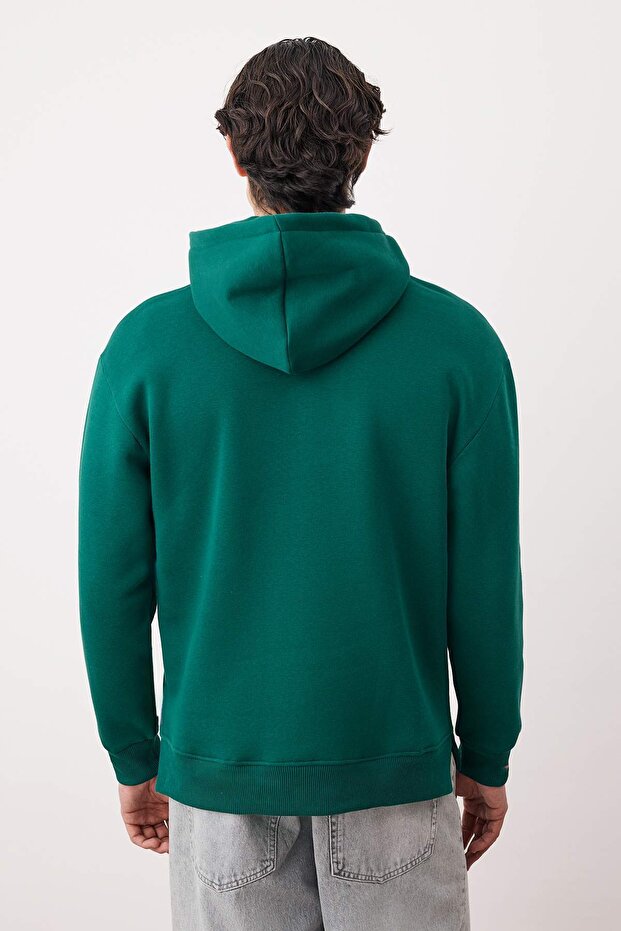 Zümrüt Yeşili Oversize/Geniş Kesim Fermuarlı Kapüşonlu İçi Polarlı Basic Sweatshirt TMNAW25SW00050 - 4
