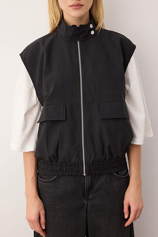 Siyah Oversize Kalıp Fermuarlı İnce YelekTWOAW26YE00022 - 4