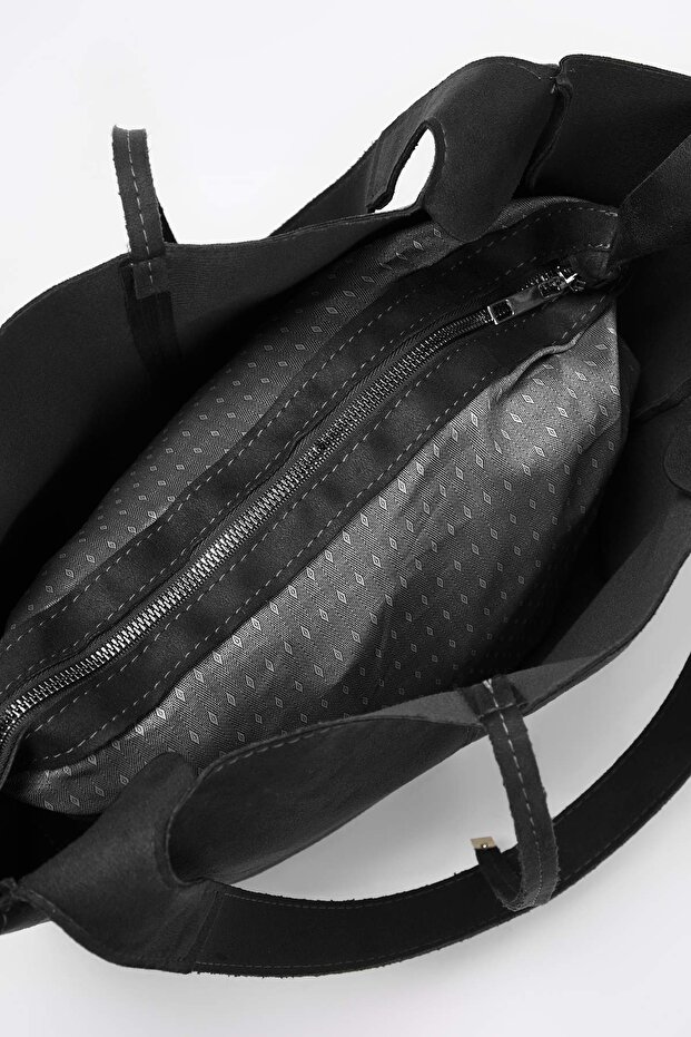 Czarna zamszowa torebka damska typu tote z detalami wiązanymi TAKAW26OC00025 - 4