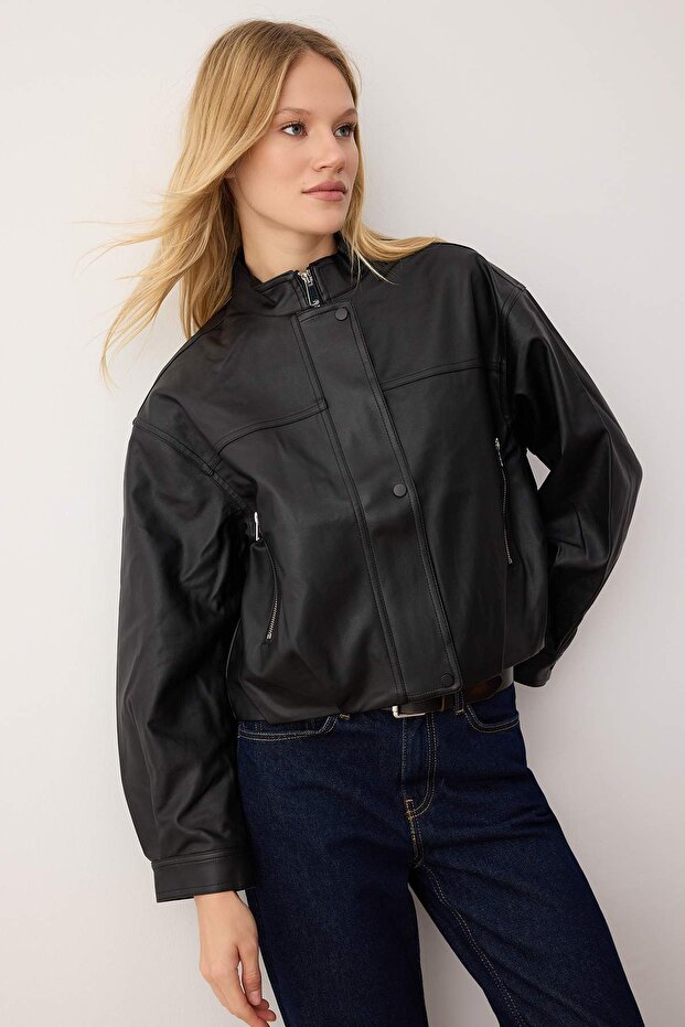 Siyah Oversize Kalıp Suni Deri İnce Ceket Mont TWOAW26MO00034 - 3