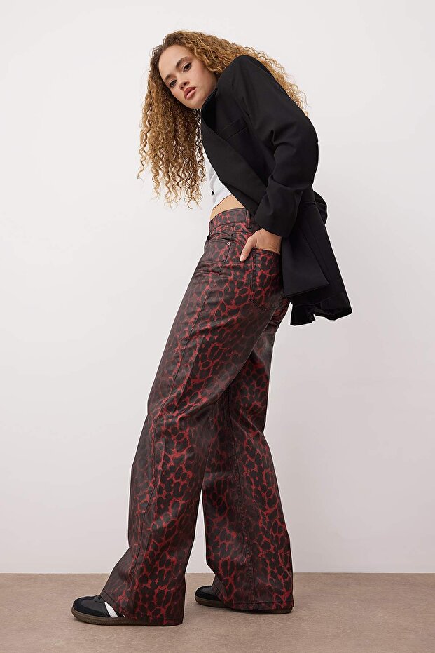 Çok Renkli Kırmızı Leopar Desenli Kaplamalı Yüksek Bel Wide Leg Jeans TWOAW26JE00157 - 1