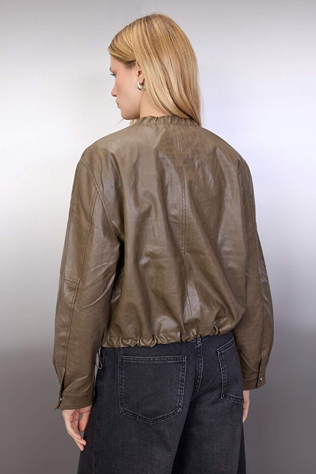 Kurtka ze sztucznej skóry w kolorze khaki, regular fit, cienka TWOAW26MO00071 - 5