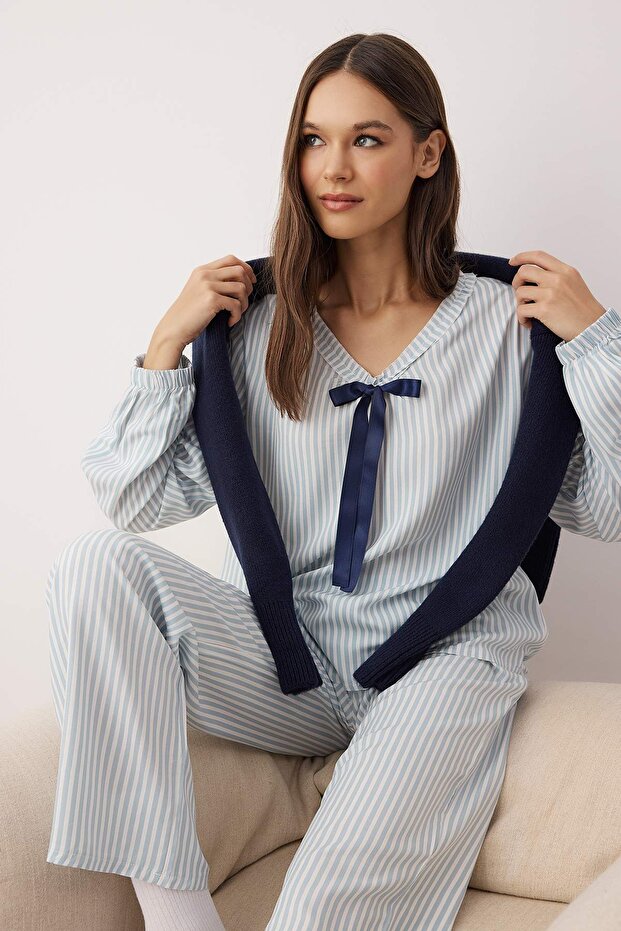 Açık Mavi Çizgili Fırfır ve Kurdele/Fiyonk Detaylı Viskon Dokuma Pijama Takımı THMAW25PT00094