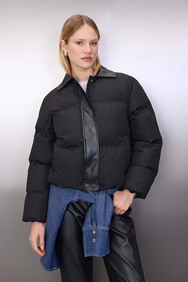 Siyah Oversize Kalıp Yakası Suni Deri Detaylı Şişme Mont TWOAW26MO00140 - 2