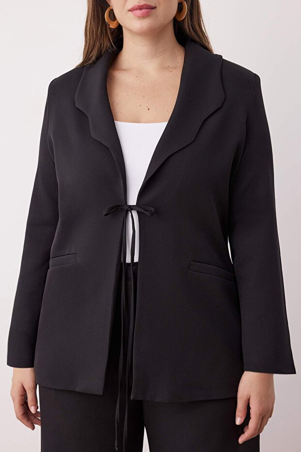 Czarna marynarka o regularnym kroju z detaliami przy kołnierzu i rękawach, w dużych rozmiarach TBBAW26AG00027 - 3