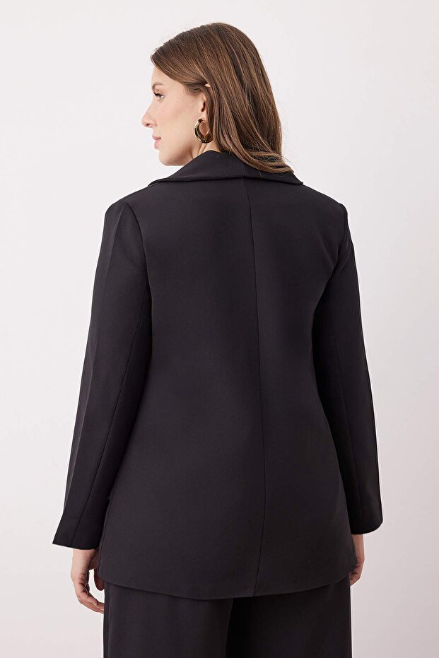 Czarna marynarka o regularnym kroju z detaliami przy kołnierzu i rękawach, w dużych rozmiarach TBBAW26AG00027 - 4