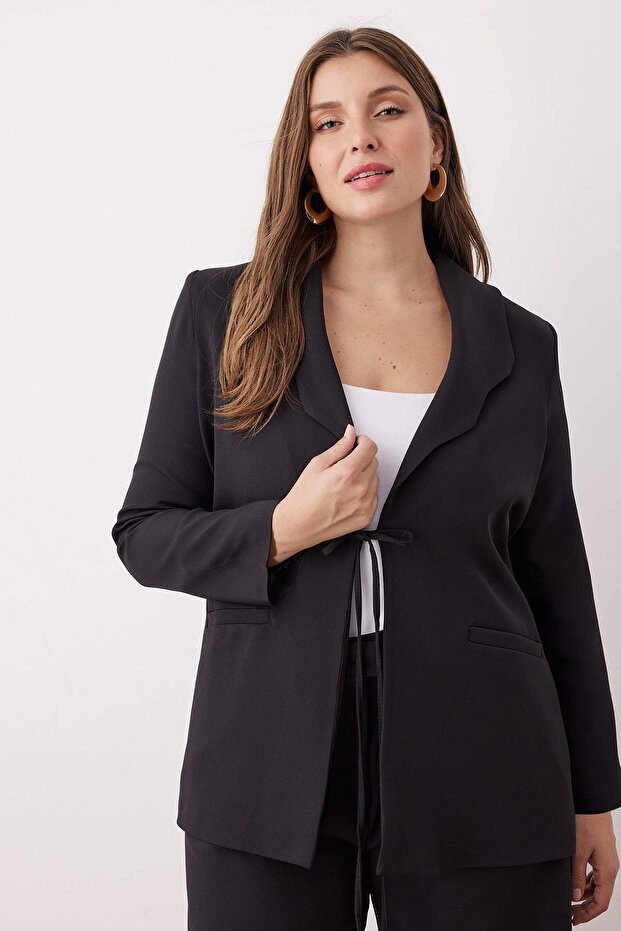 Czarna marynarka o regularnym kroju z detaliami przy kołnierzu i rękawach, w dużych rozmiarach TBBAW26AG00027 - 2