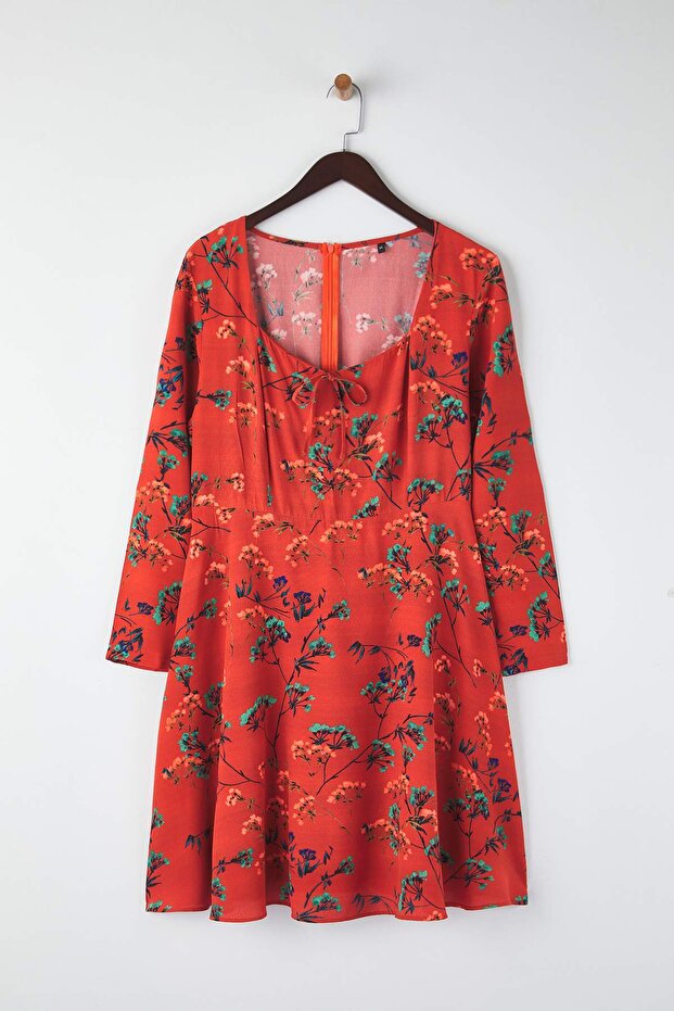 Vínové šaty s výstřihem do srdíčka, květinové, krátké, tkané, velké velikosti TBBAW26AH00047 - 5