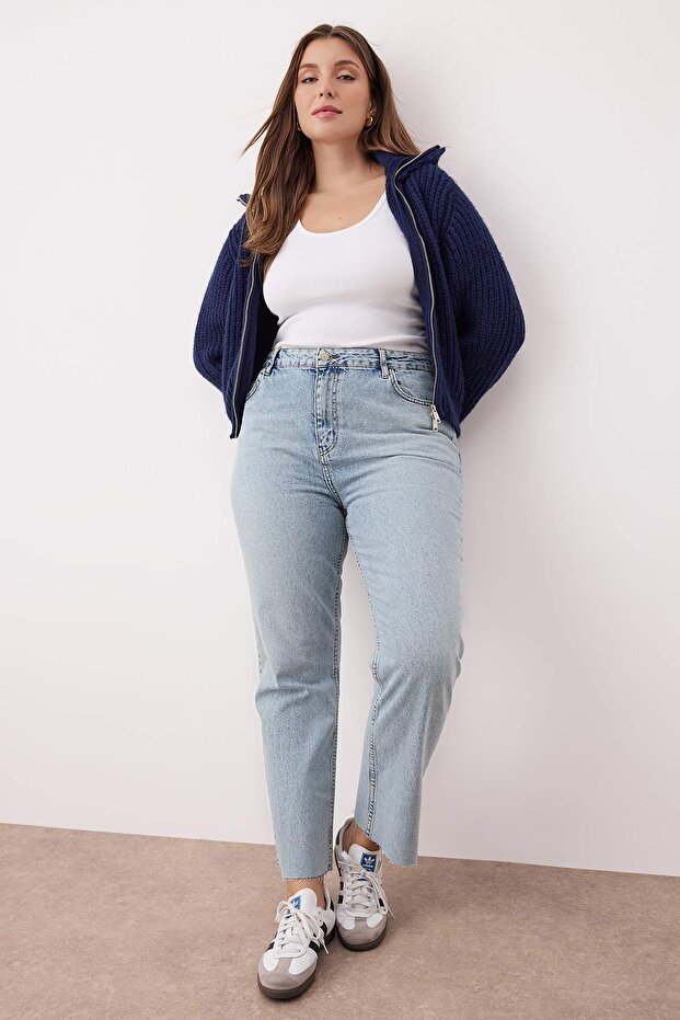 Açık Mavi Paçası Kesikli Yüksek Bel Straight Fit Büyük Beden Jeans TBBAW26CJ00039 - 2