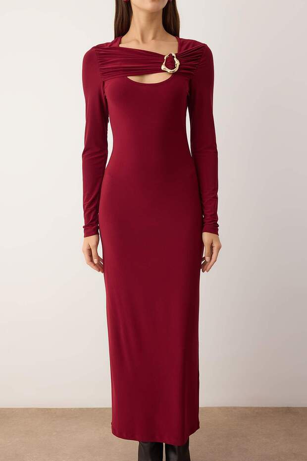 Bordo Cut Out ve Aksesuar Detaylı Vücuda Oturan Esnek Maxi Örme Elbise TWOAW26EL00246 - 5
