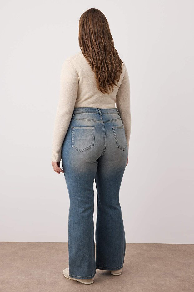 Koyu Mavi Soluk Efekt Vintage Yüksel Bel İspanyol Paça Büyük Beden Jeans TBBAW26CJ00004 - 4
