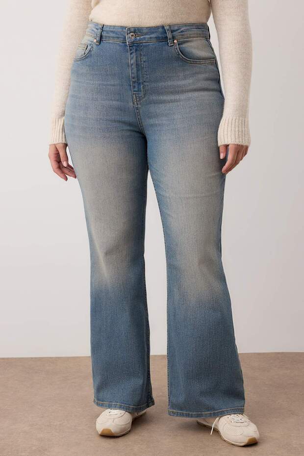 Koyu Mavi Soluk Efekt Vintage Yüksel Bel İspanyol Paça Büyük Beden Jeans TBBAW26CJ00004 - 3