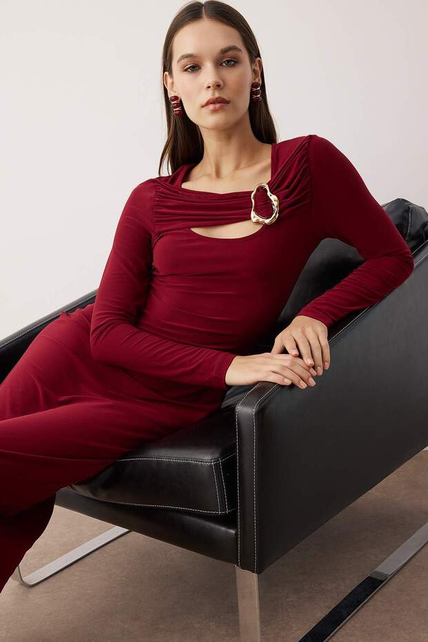Bordo Cut Out ve Aksesuar Detaylı Vücuda Oturan Esnek Maxi Örme Elbise TWOAW26EL00246 - 3