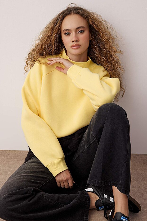 Açık Sarı Reglan Kollu Oversize/Geniş Kalıp Kalın İçi Polarlı Örme Sweatshirt TWOAW26SW00150 - 1