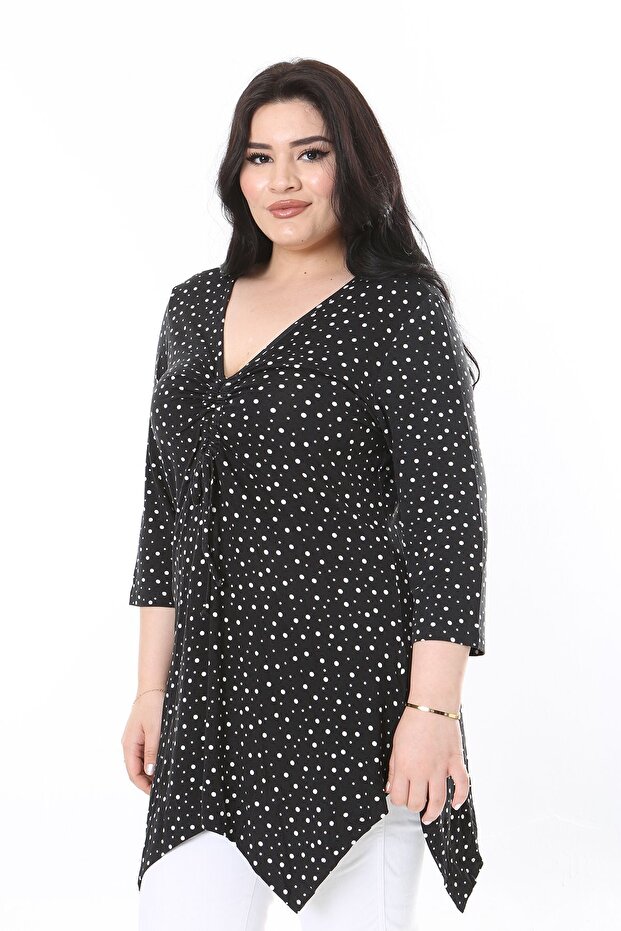 Nagy méretű, fekete pont mintás Capri blúz húzózsinóros mellkassal - 65N37949 - 5
