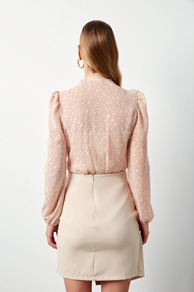 بلوزة بودرة منقوشة مزدوجة الصدر - 6