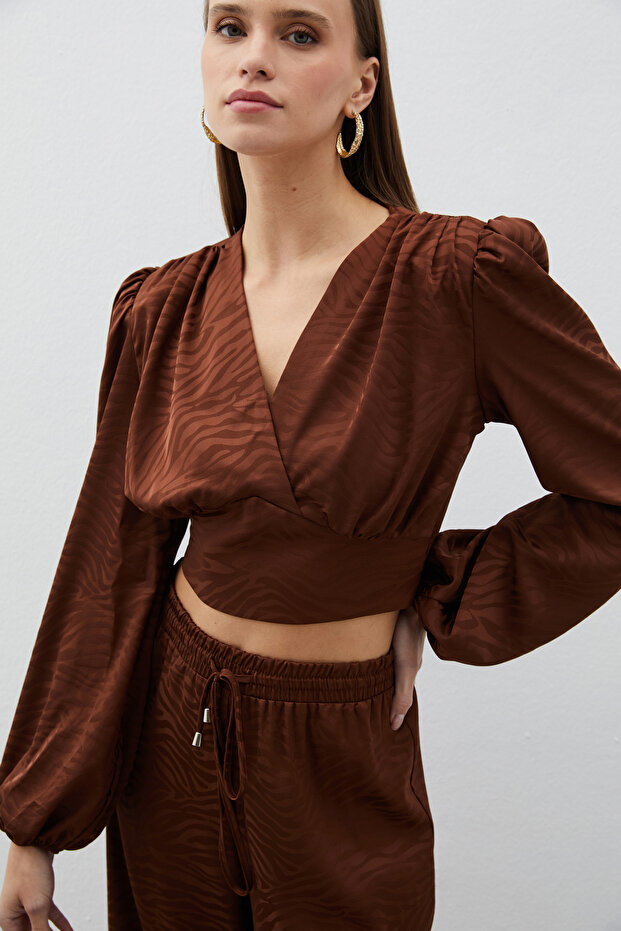 بلوزة ساتان مزدوجة الصدر منقوشة - بني - 6