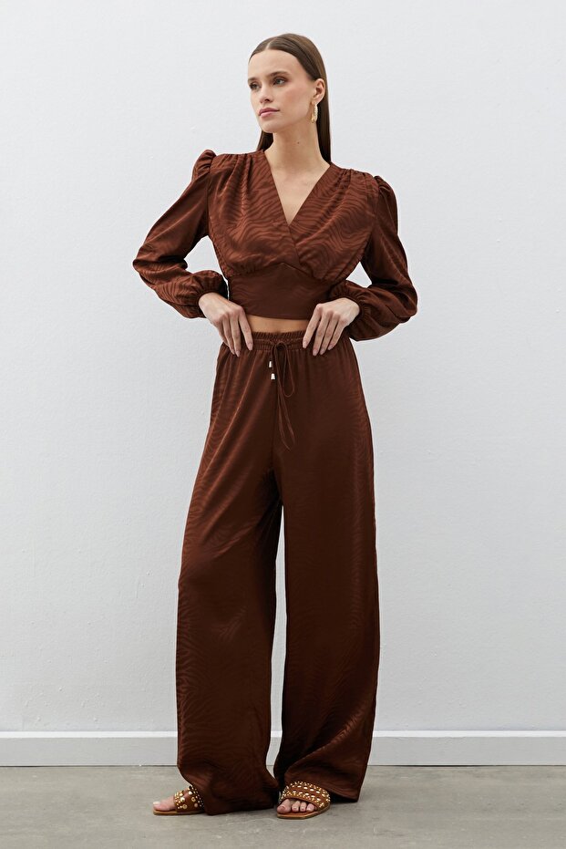 بلوزة ساتان مزدوجة الصدر منقوشة - بني - 2