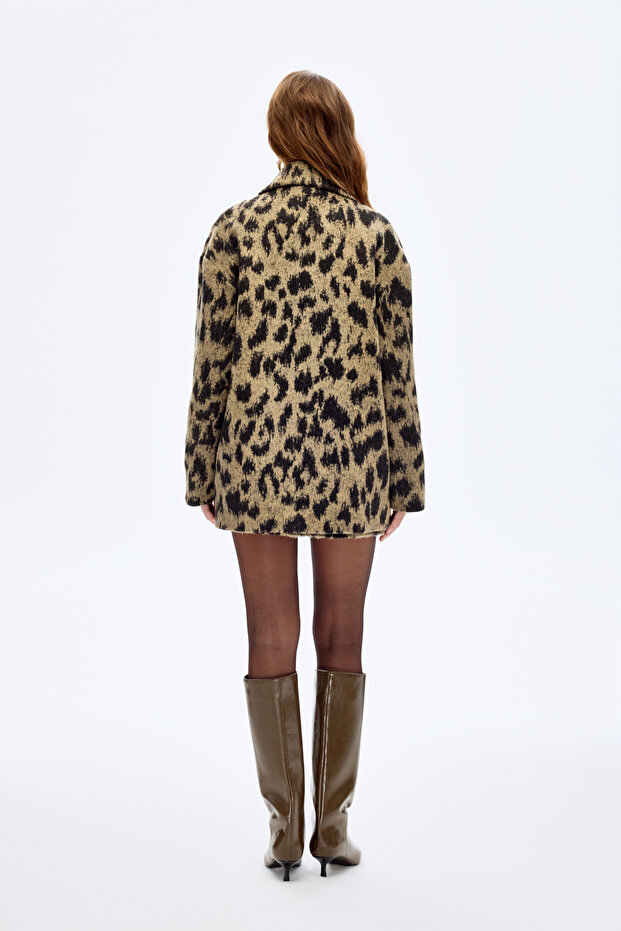 معطف كبير الحجم بنقشة الفهد ذو أزرار مزدوجة باللون البيج - 5