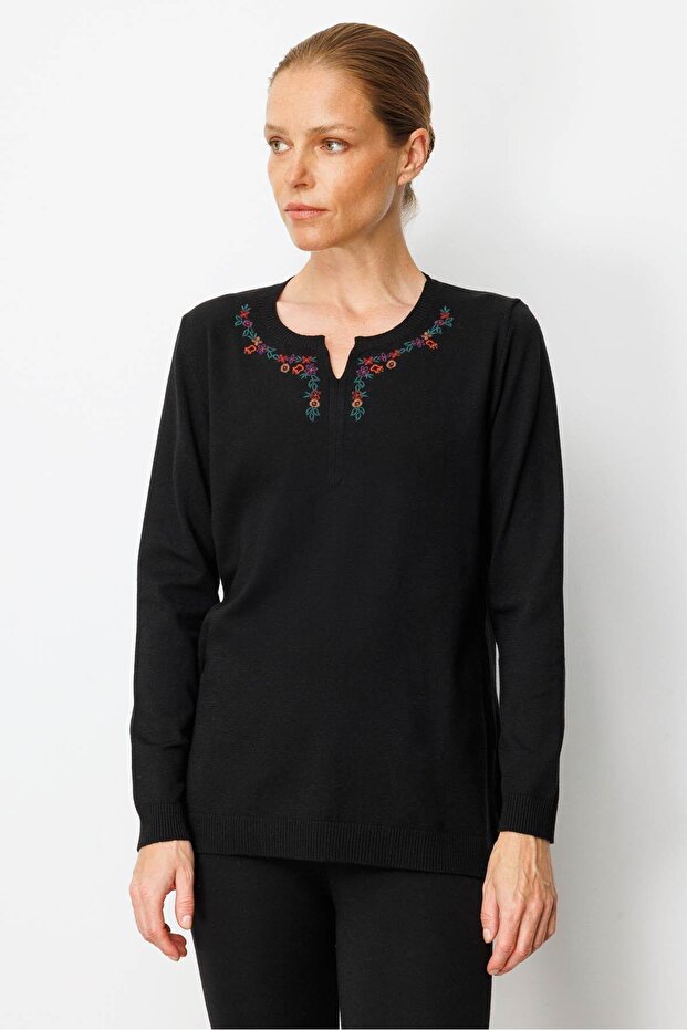 Women's Crew Neck Floral Embroidered Blouse Black