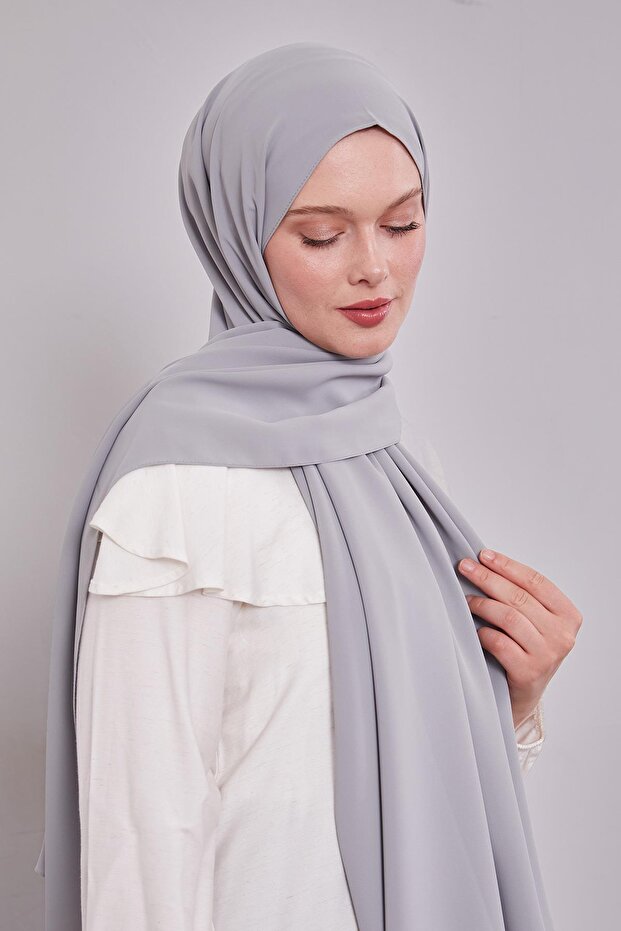 شال مسطح باللون الرمادي الداكن - 1