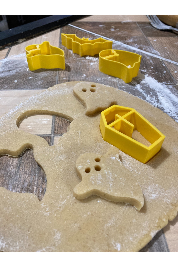 Halloween Cookie Cutter Set – 5 Pieces (Ghost, Pumpkin, Bat, Coffin)