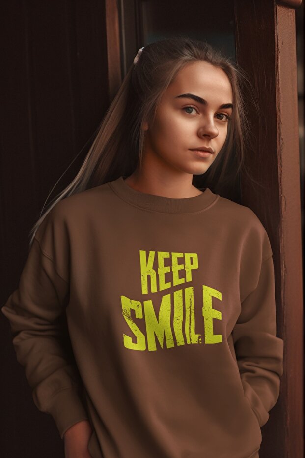 سترة KEEP SMILE ذات ياقة دائرية مطبوعة بألوان متعددة