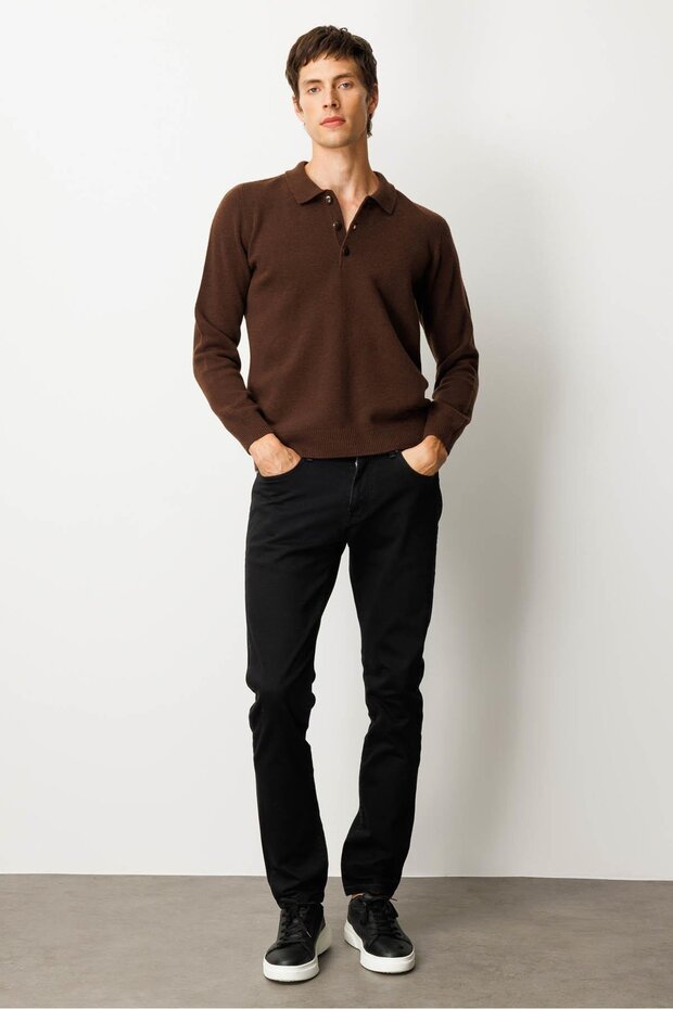 سترة صوفية أساسية للرجال بياقة بولو باللون البني الداكن - 5