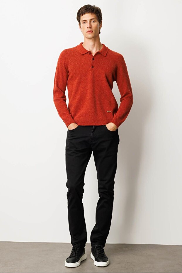 سترة صوفية أساسية للرجال بياقة بولو بلون الطين - 4